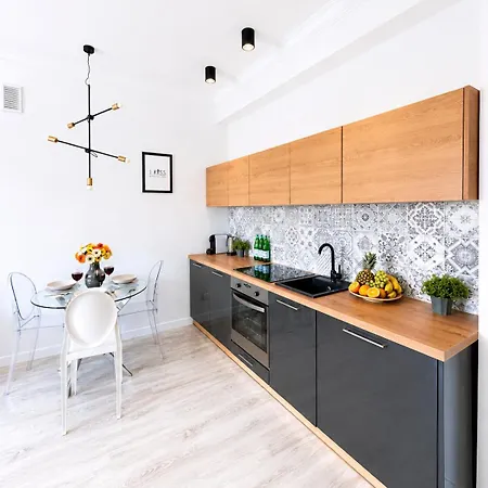 Lumina I Near Train Station Centralna I Ac Apartamento